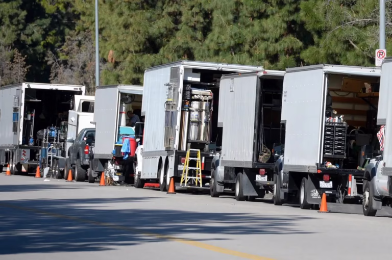 Transporte de material de rodaje en furgonetas de carga Equipo de rodaje cargando material en una furgoneta de producción
